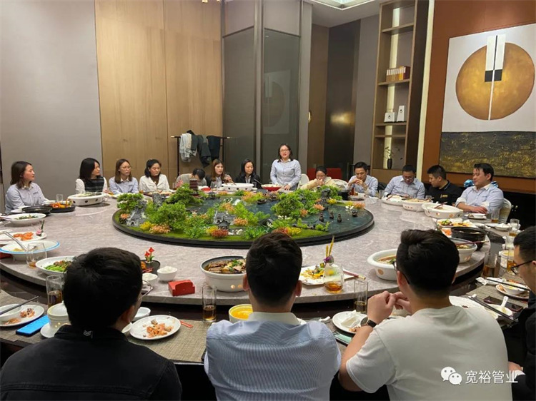 ▲開業相聚，相談甚歡不在于是否有珍饈百味